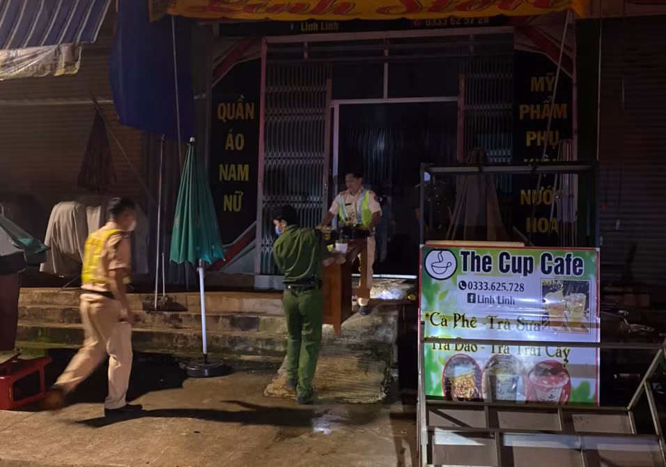 CSGT lao vào dập lửa khi phát hiện vụ cháy chợ trong đêm -0