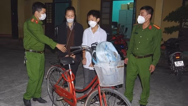 Nam thanh niên thiểu năng đi lạc được Công an xã tìm giúp người thân ảnh 3