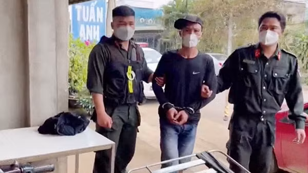Nghẹt thở vây bắt kẻ nghiện, dùng súng khống chế con tin