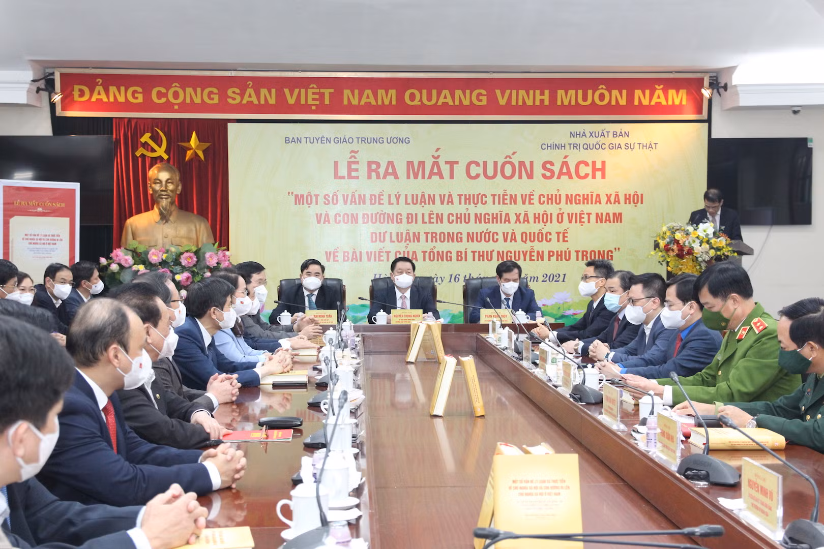 Toàn cảnh lễ ra mắt cuốn sách.