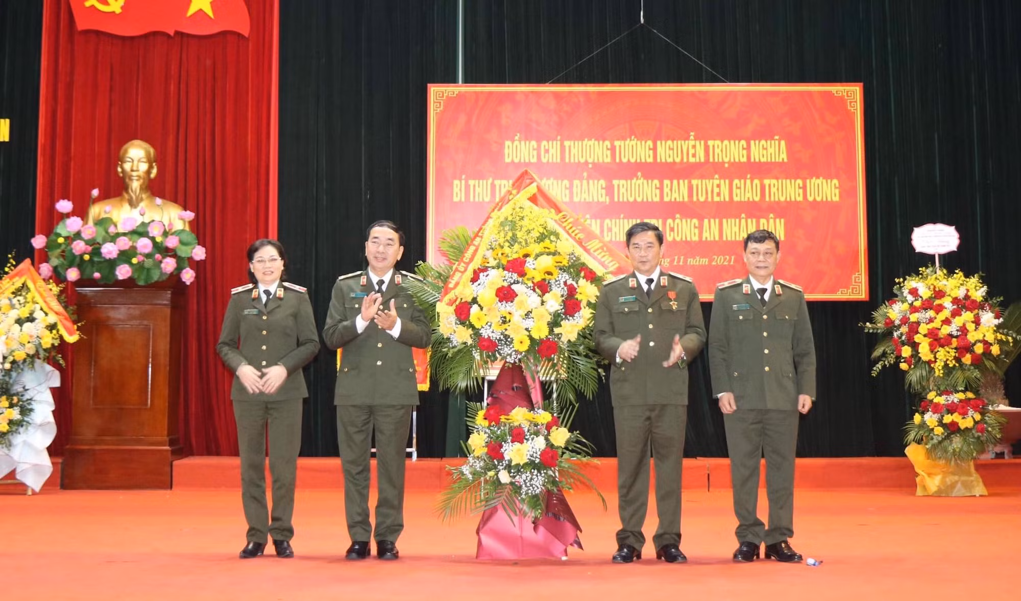 Trưởng Ban tuyên giáo Trung ương thăm, chúc mừng Học viện Chính trị CAND nhân dịp 20/11 -0