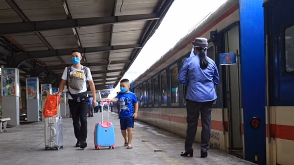 Ngành đường sắt hỗ trợ đưa công nhân khó khăn về quê ăn Tết ảnh 2