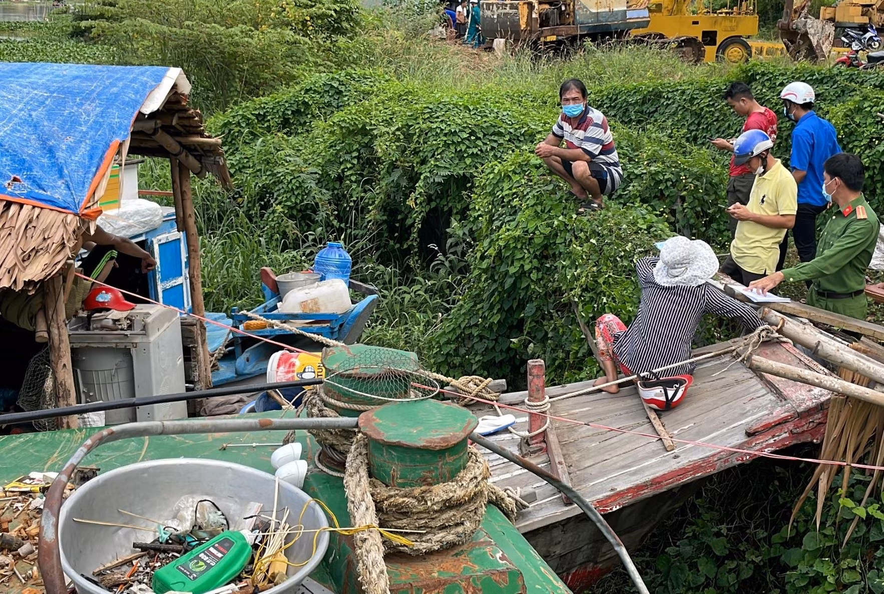 Chơi đùa rơi từ ghe xuống kênh, bé 3 tuổi đuối nước tử vong -0