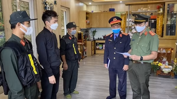 Nữ cửa hàng trưởng “hô biến” 43 chiếc điện thoại lĩnh 16 năm tù ảnh 3
