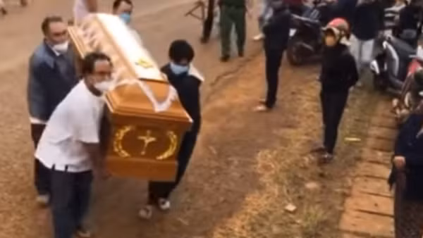 Khiêng quan tài đến nhà để… đòi nợ