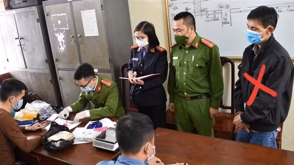 Ma túy, hàng lậu vẫn "nóng" trên các tuyến biên giới ảnh 2