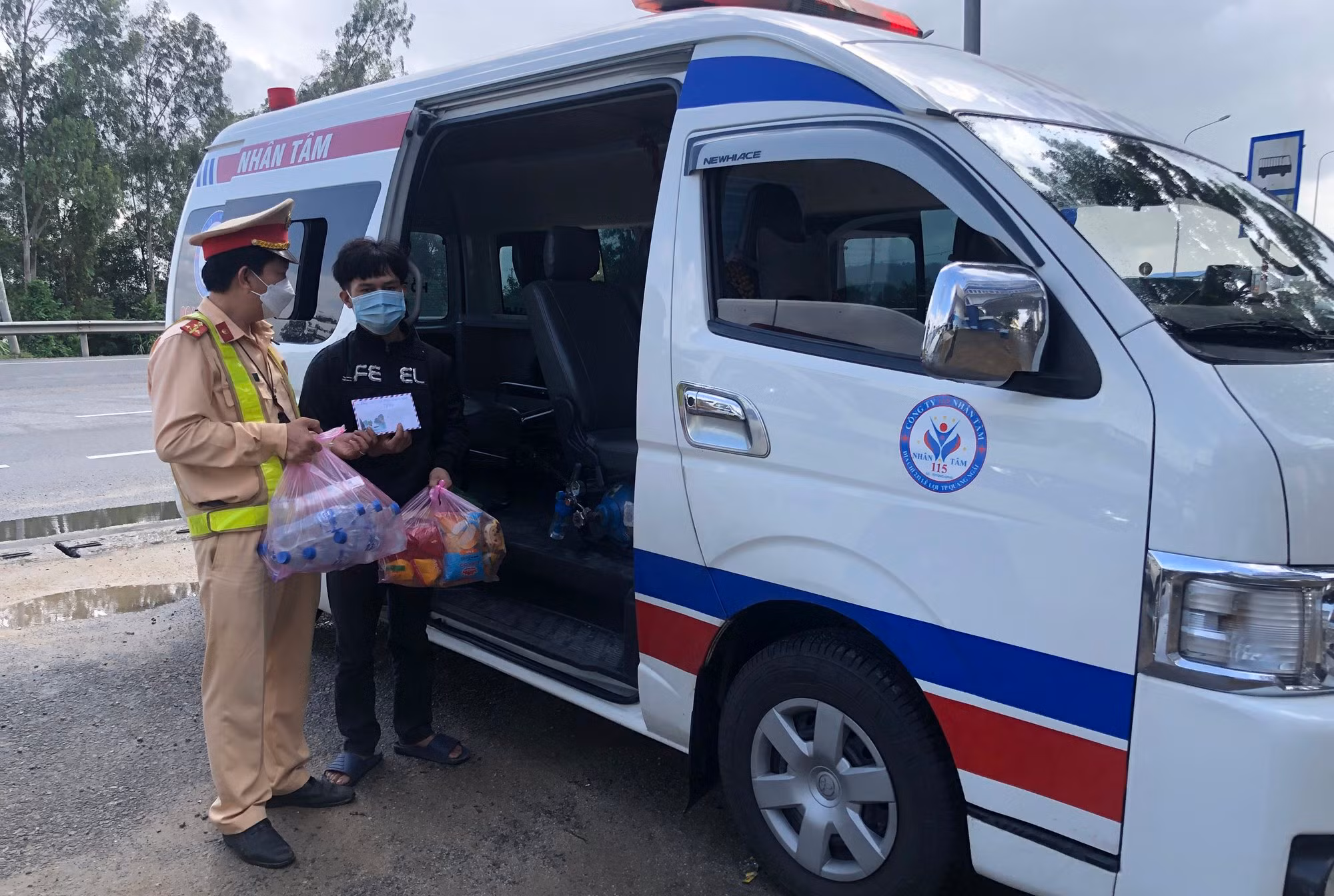 Quảng Ngãi: CSGT hỗ trợ tiền, xe cấp cứu đưa người thanh niên Hà Tĩnh sau nửa tháng đi bộ về quê -0