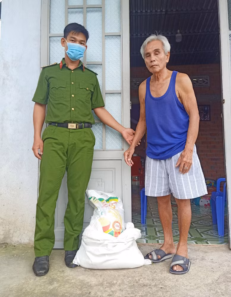 Những cán bộ Công an cơ sở đi đầu trong cuộc chiến chống dịch -0