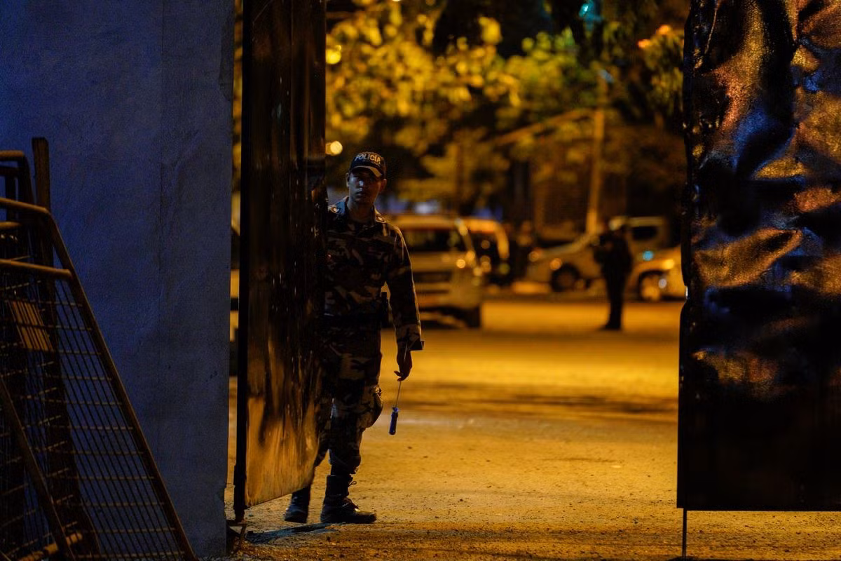 Nhân viên an ninh bên ngoài nhà tù Penitenciaria del Litoral. Ảnh Reuters.
