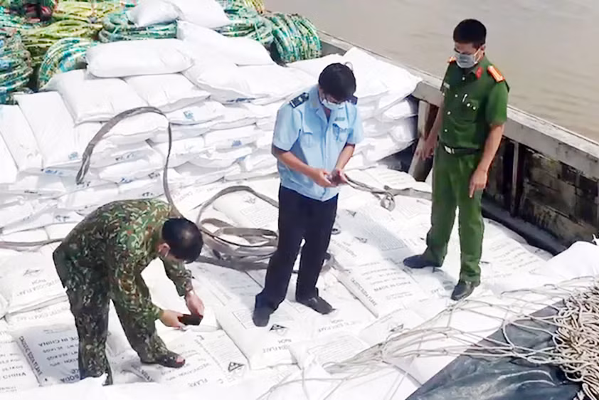 Phát hiện 62 tấn và trên 4.600 lít hóa chất, bột đá không có chứng từ hợp lệ tại khu vực biên giới -0