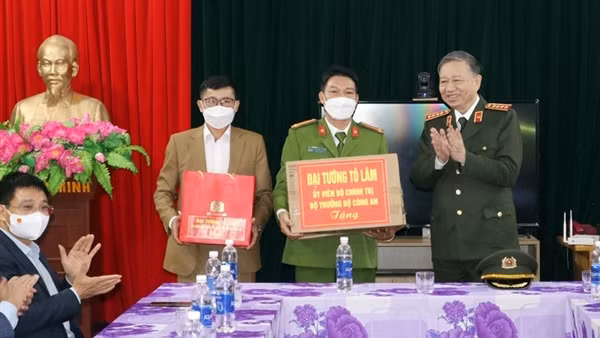 Thăm, động viên CBCS bị thương khi làm nhiệm vụ ảnh 2