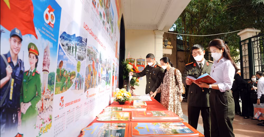 Phát hành Lịch Công an nhân dân năm 2022 -0