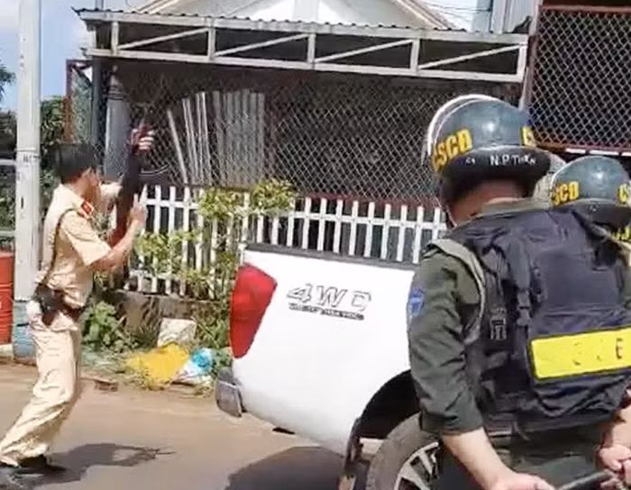 Nghẹt thở vây bắt kẻ nghiện, dùng súng khống chế con tin -1