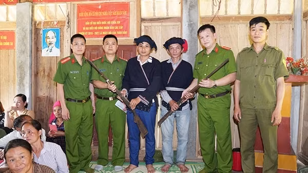 Được vận động, nhiều người dân Hòa Bình giao nộp vũ khí, pháo nổ
