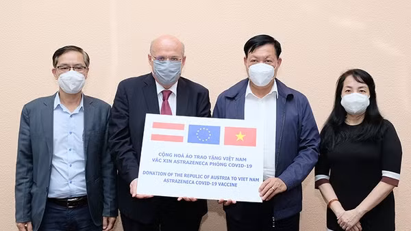 Bộ Y tế “thúc” các tỉnh tháng 11 bảo đảm bao phủ vaccine cho người dân ảnh 1