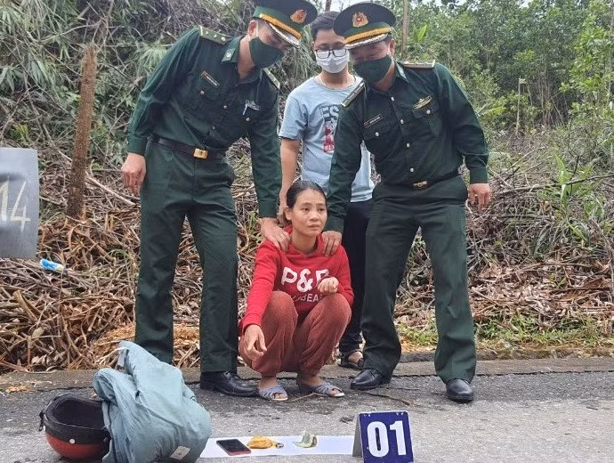 Người phụ nữ ở Huế dùng xe máy vận chuyển ma túy ở vùng biên giới -0