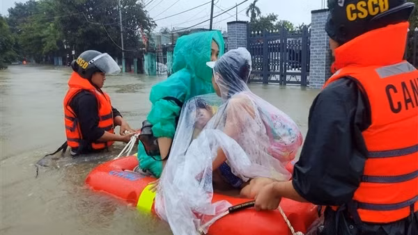 Mưa sầm sập đổ xuống Hà Tĩnh đến Quảng Bình