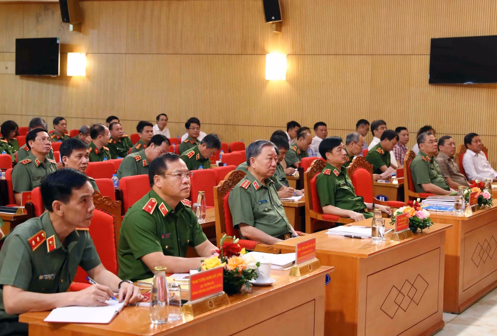 Luôn lấy người dân, doanh nghiệp là trung tâm phục vụ của chuyển đổi số -0