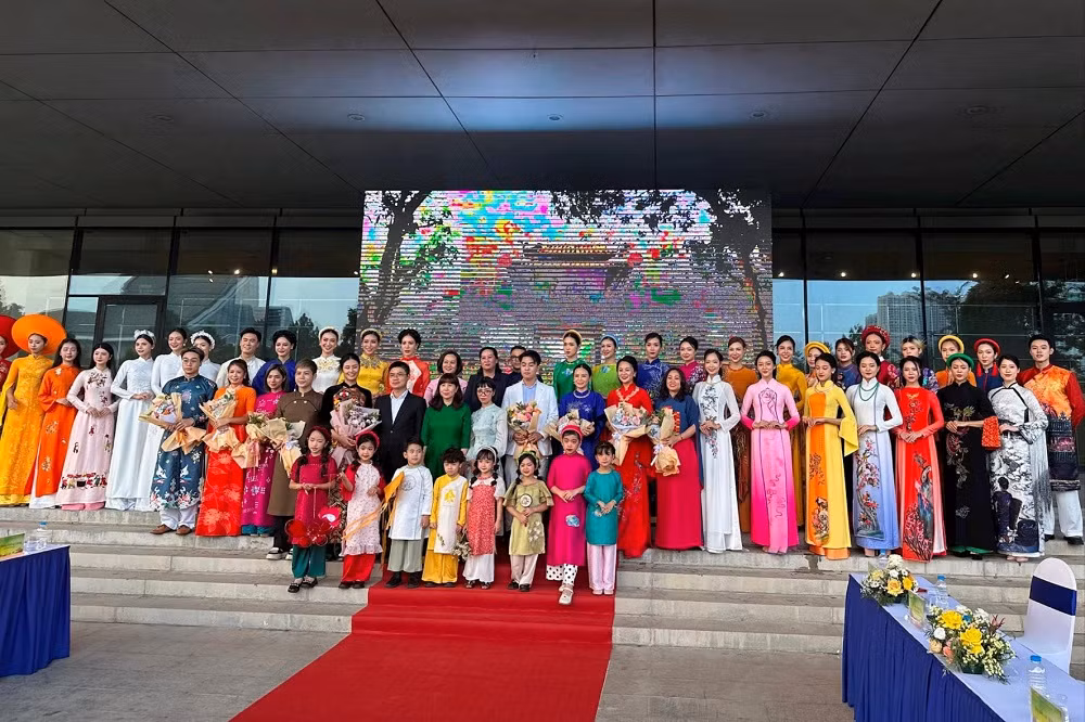 Họa hậu Ngọc Hân và nhiều nhà thiết kế nổi tiếng tham gia lễ hội áo dài du lịch Hà Nội 2023 -0