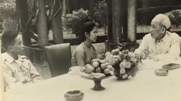 Chuyện Bác Hồ làm sách