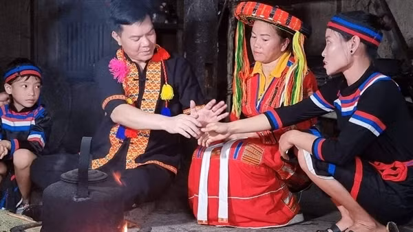 Vị già làng mang sắc phục Công an ở Thượng Minh
