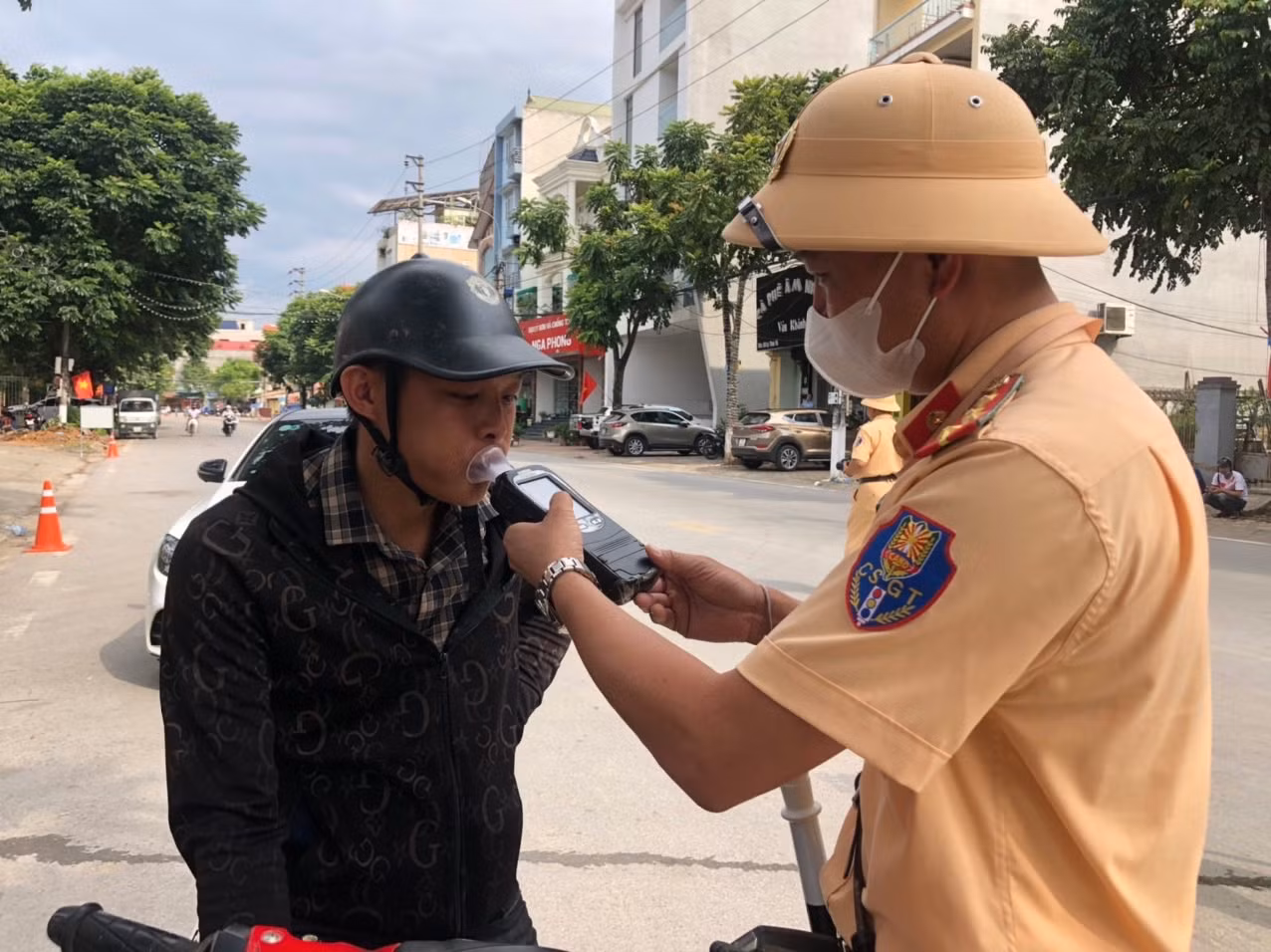 Công an Lạng Sơn kiểm tra, xử lý hơn 1.400 trường hợp vi phạm nồng độ cồn khi lái xe -0