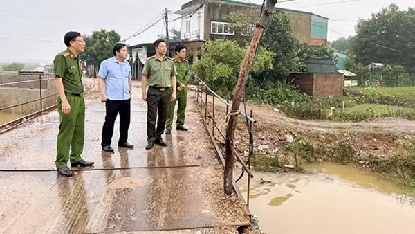 Lũ dâng cao, Công an Hà Tĩnh triển khai lực lượng ứng phó