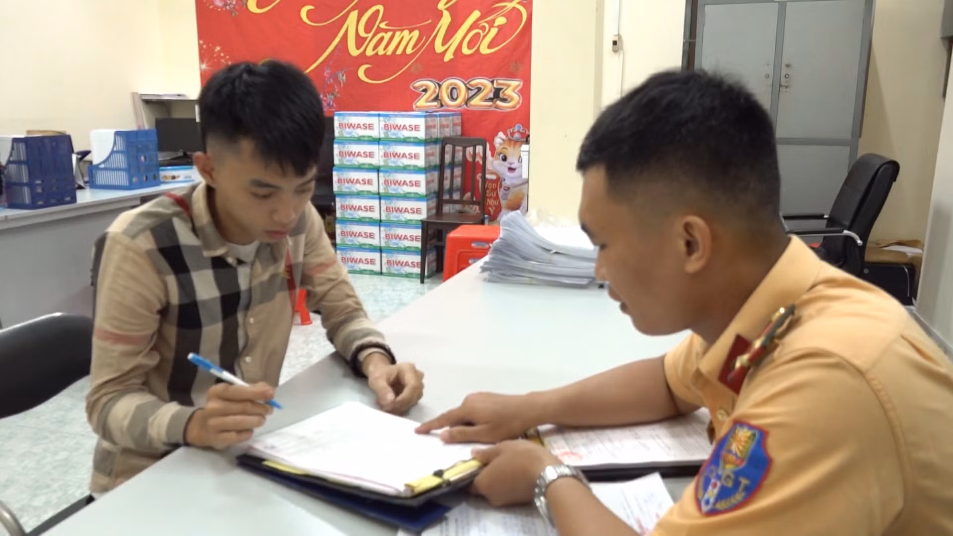 Xử phạt nam thanh niên dương tính với ma túy chạy xe máy bằng chân -0