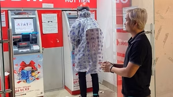 Bắt đối tượng dùng phương thức tinh vi để chiếm đoạt tiền tại trụ ATM