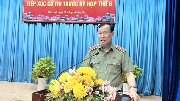 Đồng chí Lê Tấn Tới tiếp xúc cử tri 2 huyện của tỉnh Long An