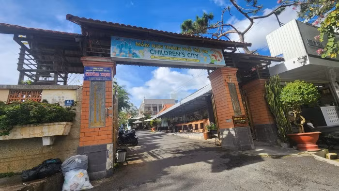Phụ huynh nháo nhác vì trưởng nhóm trẻ “mất liên lạc” -0