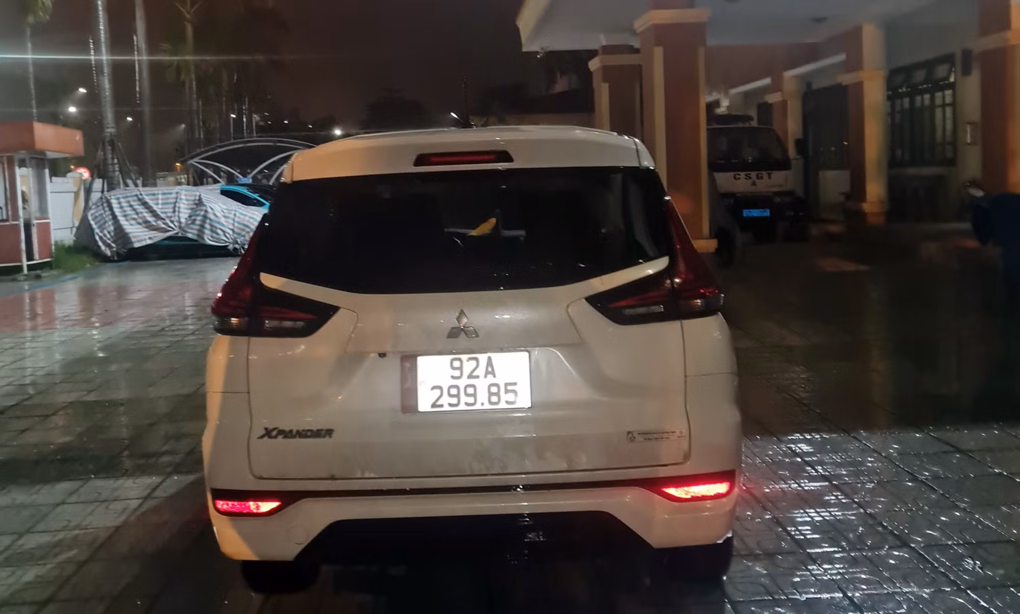 Ôtô tông xe máy và xe đạp đi cùng chiều rồi bỏ chạy -0