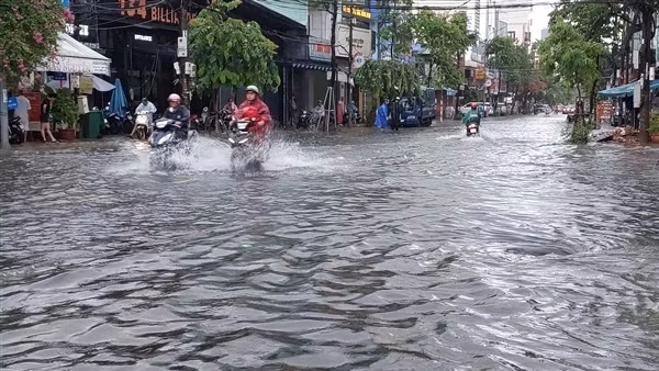Mưa lớn gây ngập lụt nhiều nơi, Đà Nẵng ra thông báo khẩn cho học sinh nghỉ học