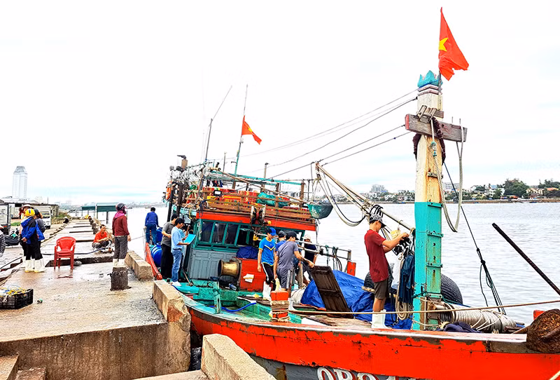 Quảng Bình phát công điện cấm biển để ứng phó với áp thấp nhiệt đới -0