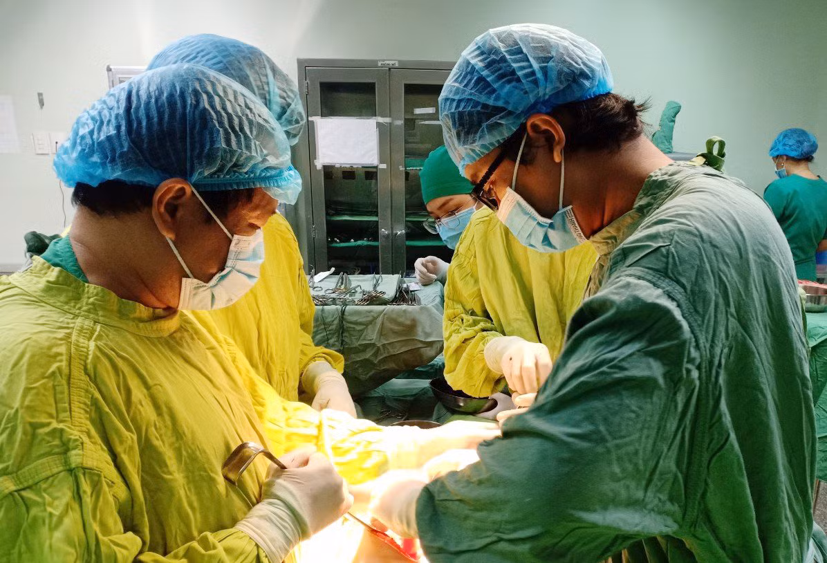 Cứu sống ngư dân bị đâm thấu bụng, hoại tử ruột sau 3 ngày trên biển -0
