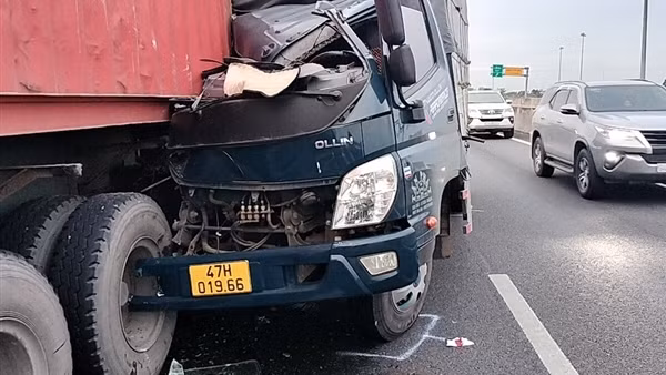Tông vào đuôi xe đầu kéo đang dừng, tài xế xe tải bị thương