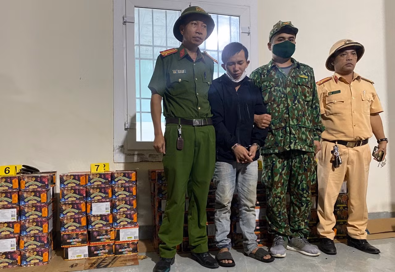 Liên tiếp phát hiện, bắt giữ vận chuyển pháo nổ trái phép -0