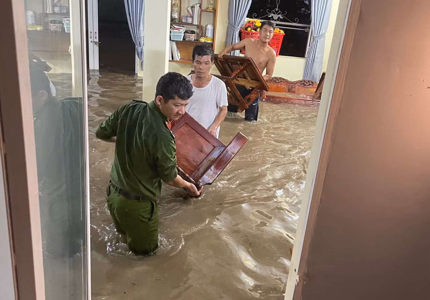 Hơn 50 cán bộ, chiến sĩ dầm mình trong lũ lụt giúp dân di dời tài sản -0