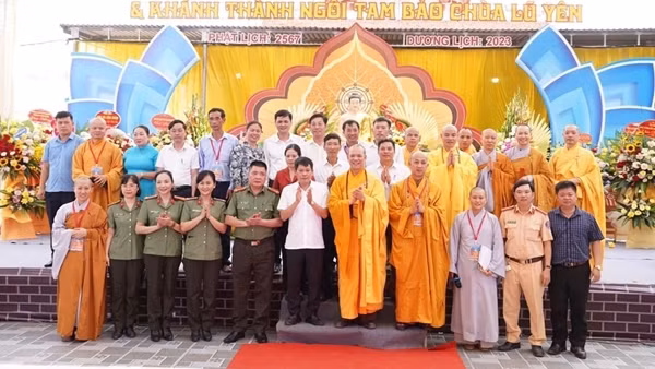 Những người “mẹ đỡ đầu” mang sắc phục xanh