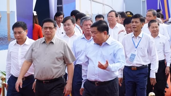 Thủ tướng yêu cầu “vượt nắng thắng mưa” sớm hoàn thành xây dựng cầu Đại Ngãi