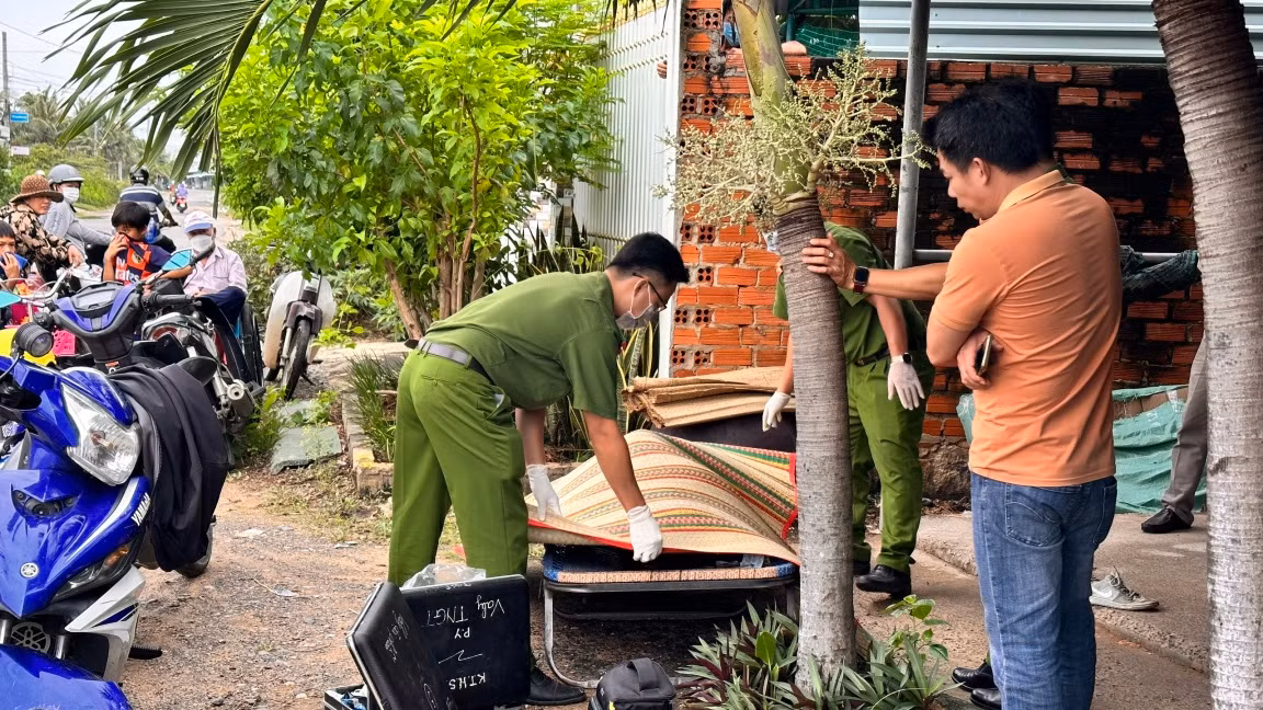 Điều tra người đàn ông nằm tử vong trước quán cà phê -0