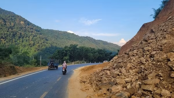 Nhiều điểm sạt lở không biển cảnh báo trên quốc lộ vừa đầu tư 1.000 tỷ