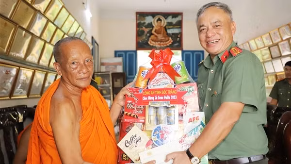 Công an tỉnh Sóc Trăng chúc mừng lễ Sene Đolta của đồng bào Khmer