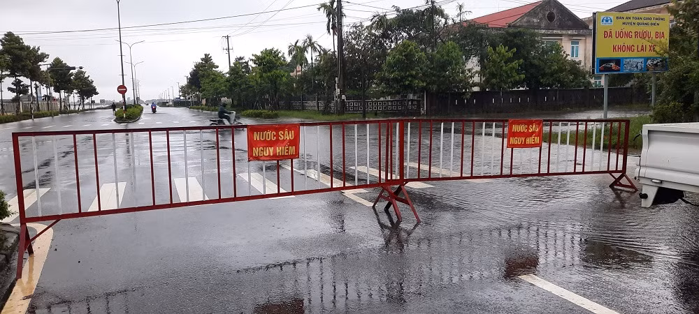 Tìm thấy thi thể 2 người đàn ông trong mưa lũ, khẩn trương đắp đê chống sạt lở -0