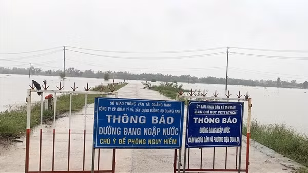 Mưa lũ khiến nhiều nơi thành "biển", học sinh ở Quảng Nam nghỉ học