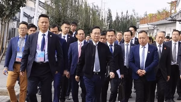 Chủ tịch nước gặp gỡ cán bộ cơ quan ngoại giao Việt Nam tại Trung Quốc