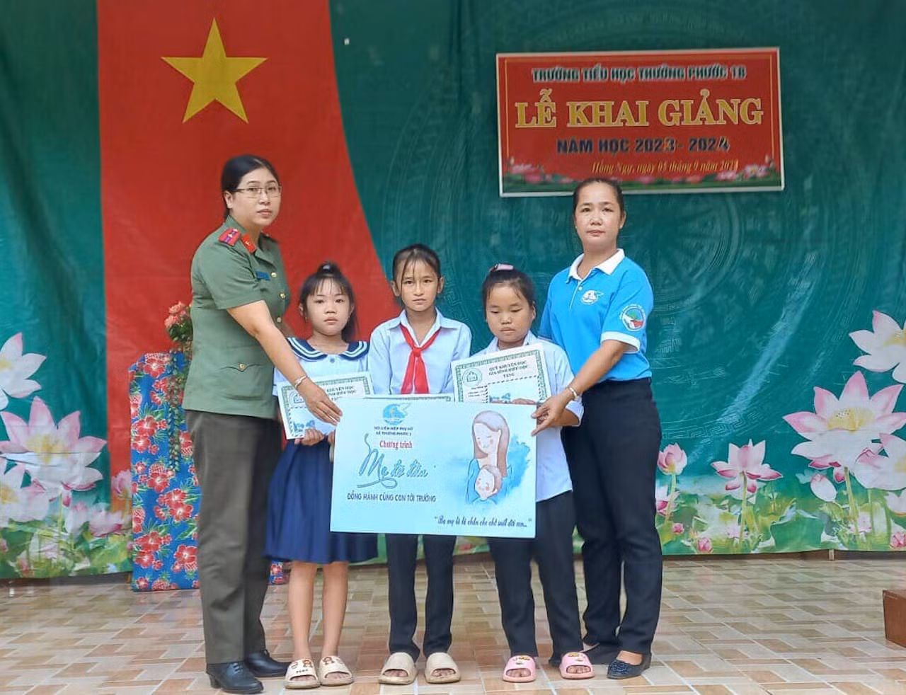 “Mẹ đỡ đầu” của trẻ em vùng biên giới Tây Nam -0