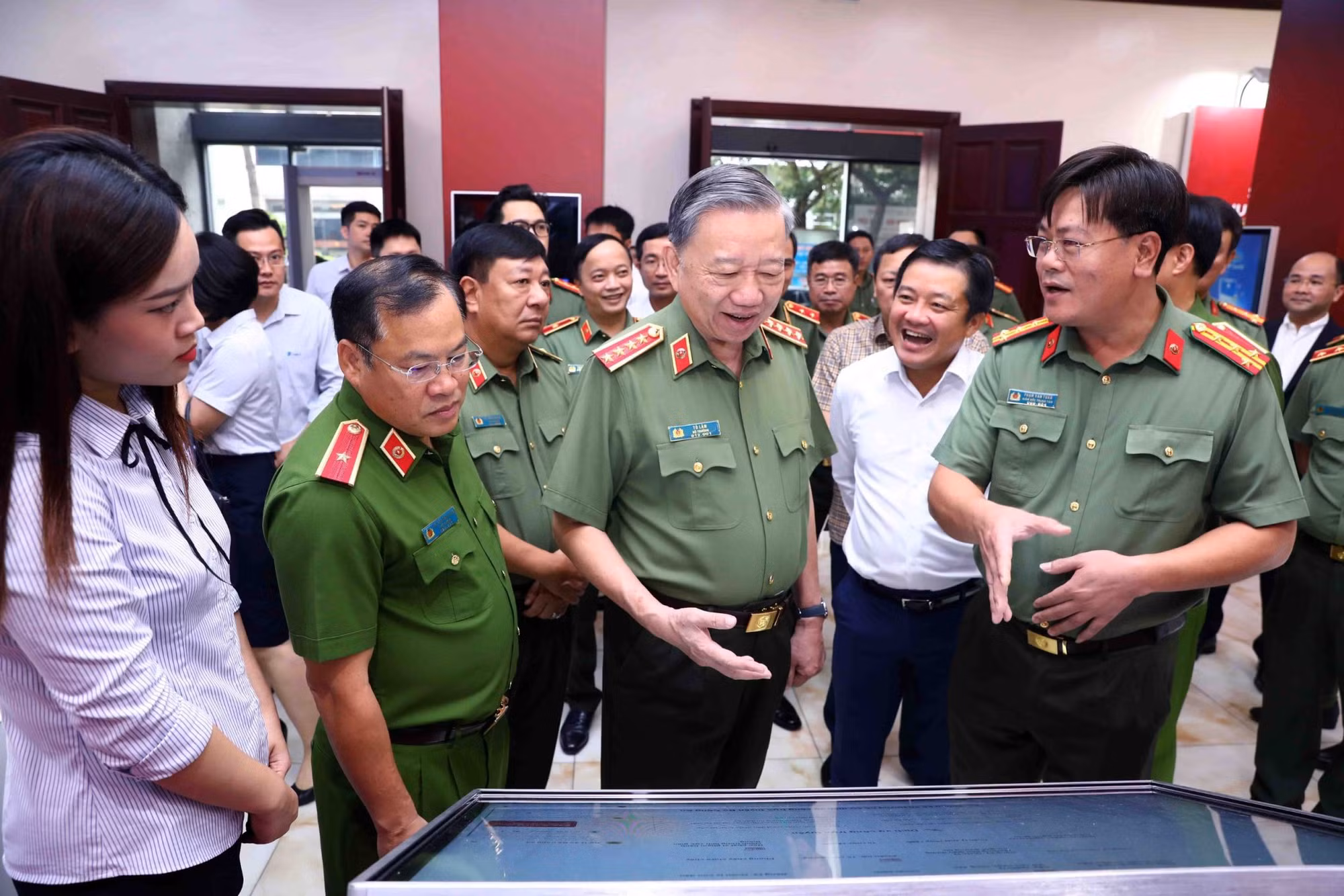 Luôn lấy người dân, doanh nghiệp là trung tâm phục vụ của chuyển đổi số -0
