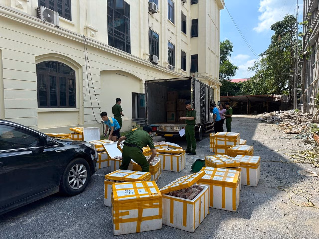 Phát hiện hơn 1 tấn sản phậm động vật không rõ nguồn gốc đưa về Hà Nội tiêu thụ -0