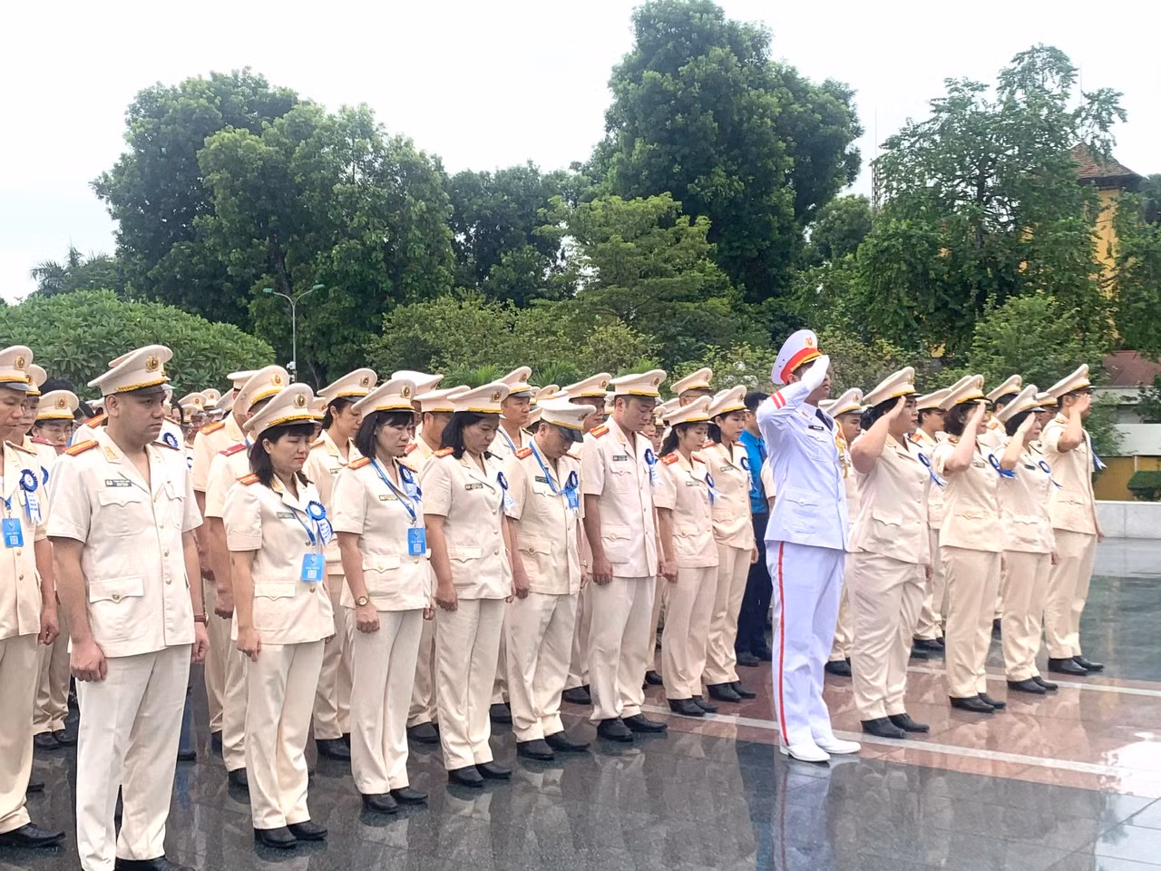 Đoàn đại biểu về dự Đại hội đại biểu Công đoàn CAND lần thứ VI vào lăng viếng Chủ tịch Hồ Chí Minh -0